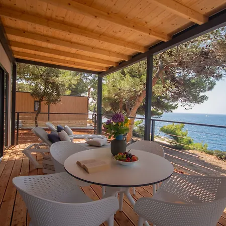 Arena Stoja Homes プーラ