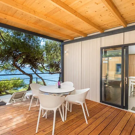 Arena Stoja Homes プーラ