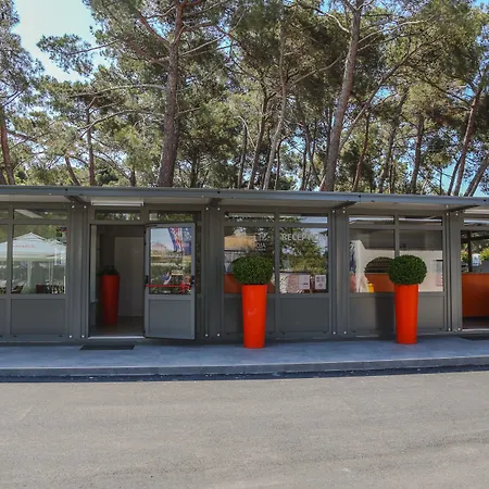 ホリデーパーク Arena Stoja Homes 4*